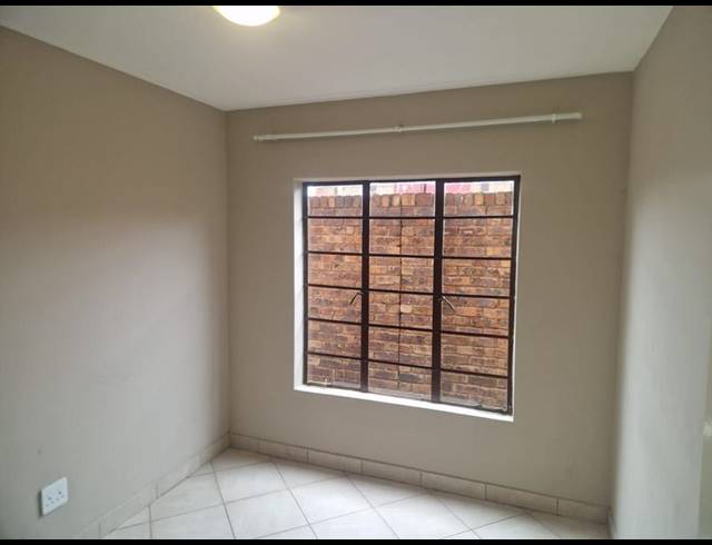 2 BEDROOM APARTMENT FOR SALE IN KEMPTON PARK